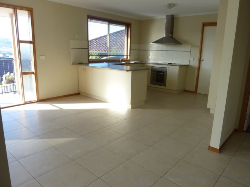 2/31 Raleigh Court, Howrah TAS 7018