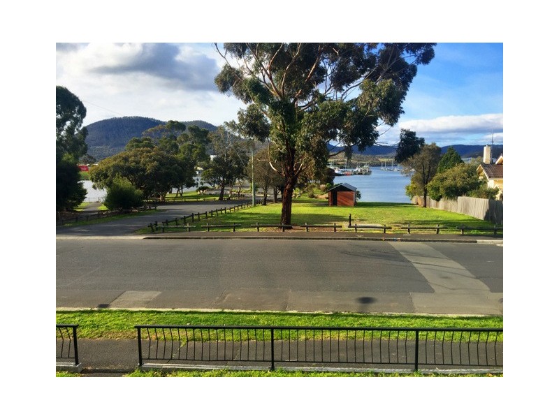 82 Gepp Parade, Derwent Park TAS 7009