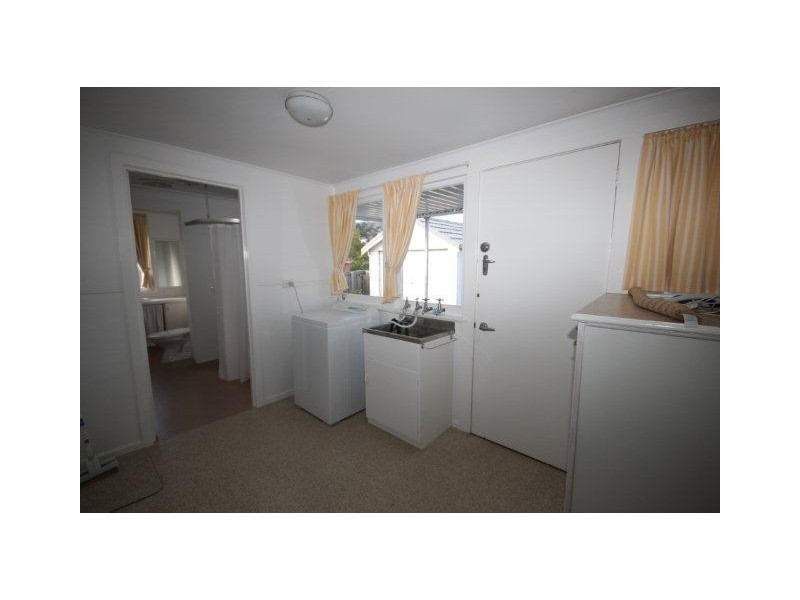 4 Liena Road, Lindisfarne TAS 7015