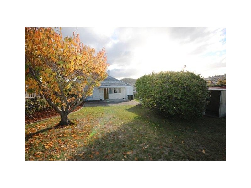 4 Liena Road, Lindisfarne TAS 7015