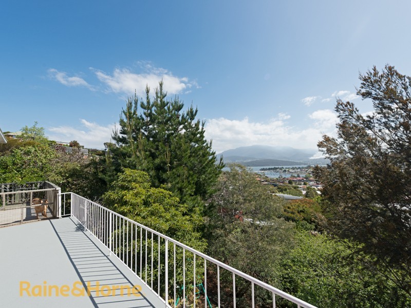 60 Begonia Street, Lindisfarne TAS 7015