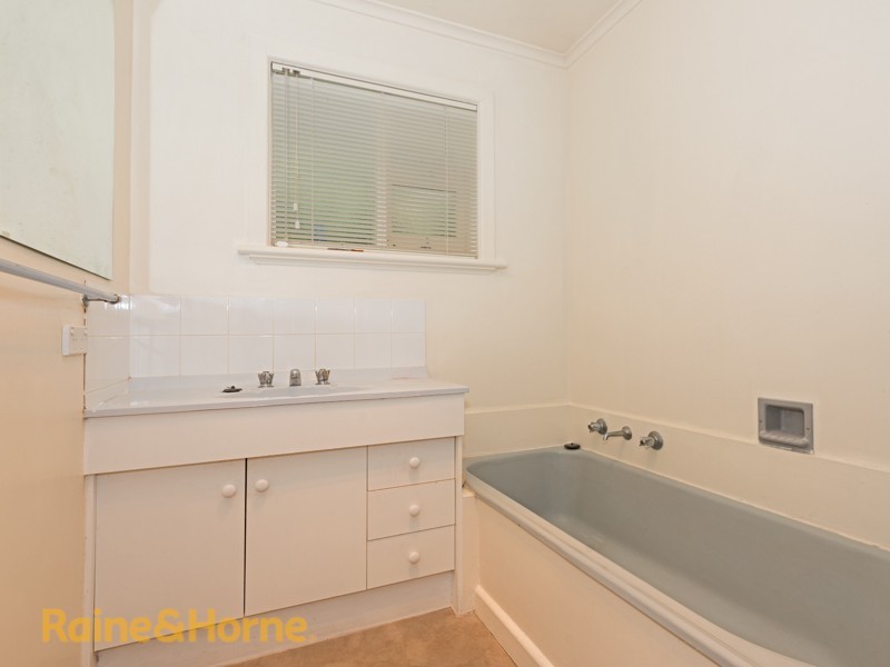 60 Begonia Street, Lindisfarne TAS 7015