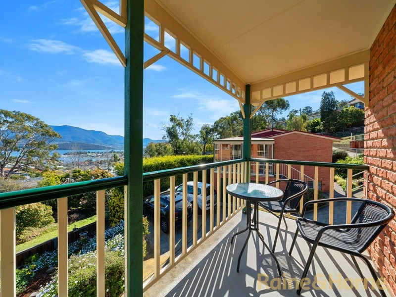 2/76 Begonia Street, Lindisfarne TAS 7015