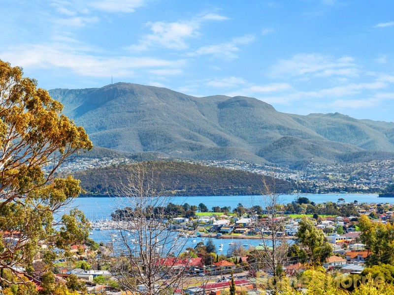 2/76 Begonia Street, Lindisfarne TAS 7015