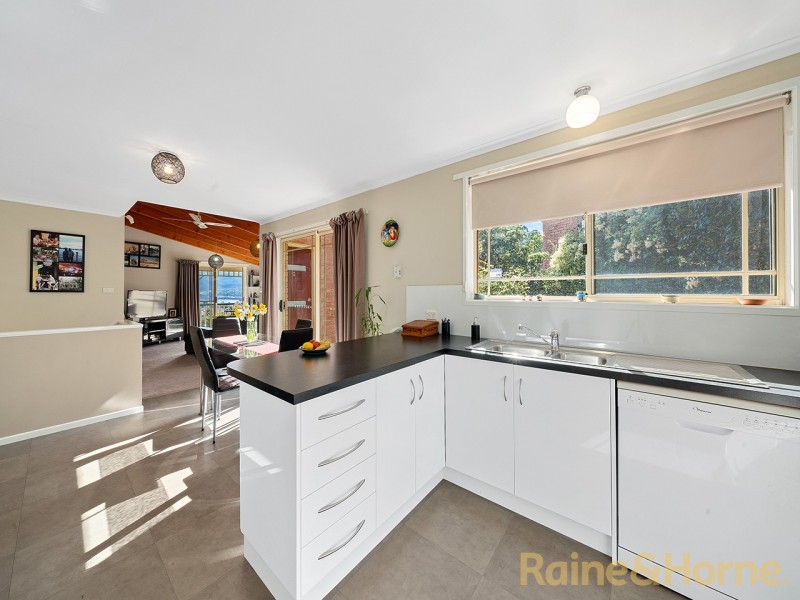 2/76 Begonia Street, Lindisfarne TAS 7015