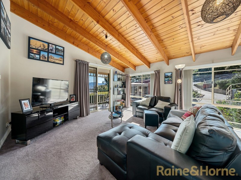 2/76 Begonia Street, Lindisfarne TAS 7015