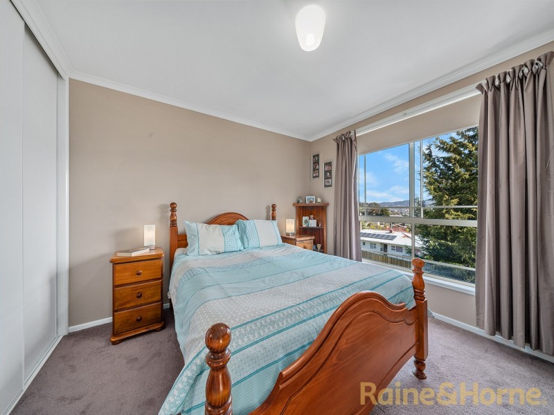 2/76 Begonia Street, Lindisfarne TAS 7015