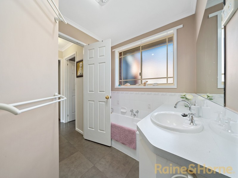 2/76 Begonia Street, Lindisfarne TAS 7015