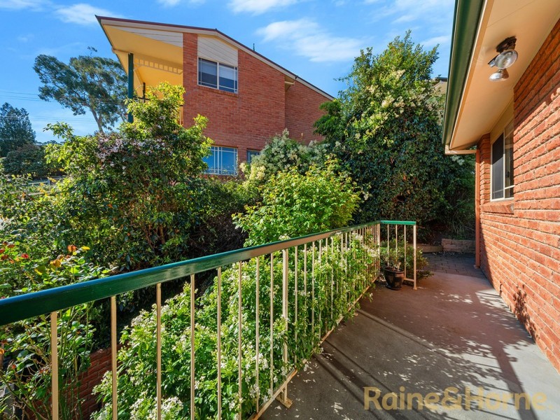 2/76 Begonia Street, Lindisfarne TAS 7015