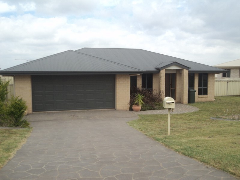11 Hillview Pde, Kingaroy QLD 4610