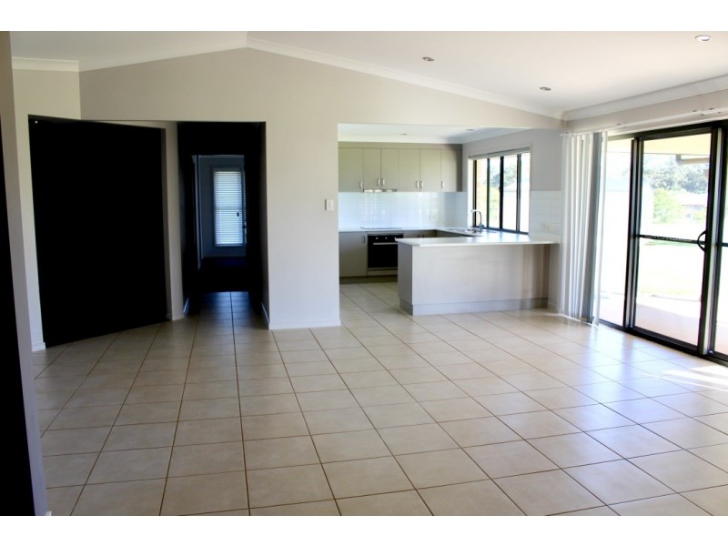 18 ROSELLA PARADE, Kingaroy QLD 4610