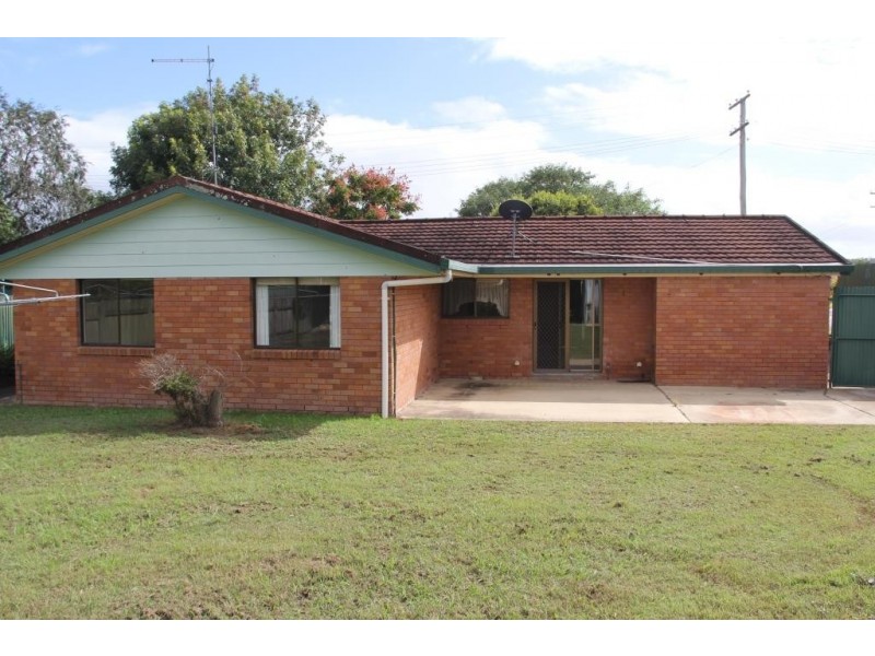 18 BUNKER AVENUE, Nanango QLD 4615