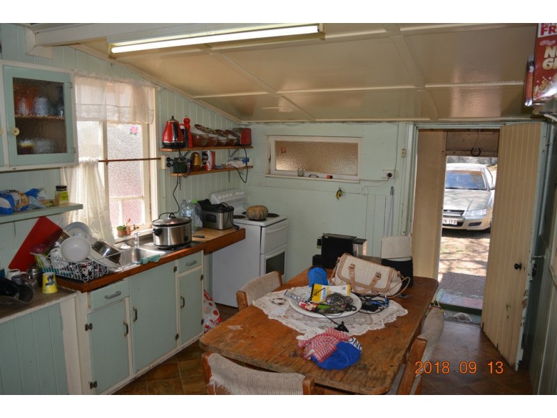 10 Beresford St, Proston QLD 4613