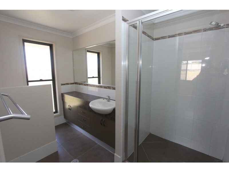 32 Bernard Cres, Kingaroy QLD 4610