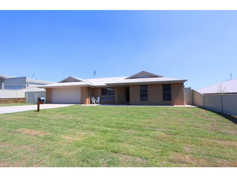 11 Nobby Way, Kingaroy QLD 4610
