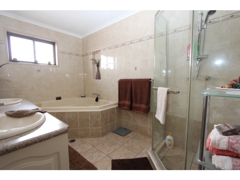 18 Adermann Drive, Kingaroy QLD 4610