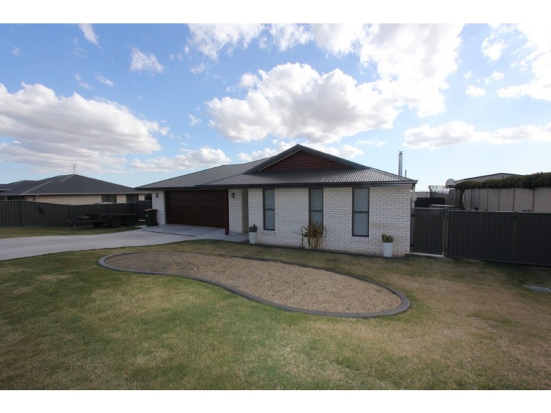 19 Bridgeman Pde, Kingaroy QLD 4610