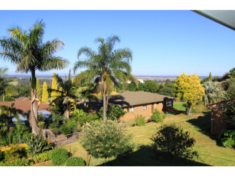 27 Adermann Drive, Kingaroy QLD 4610