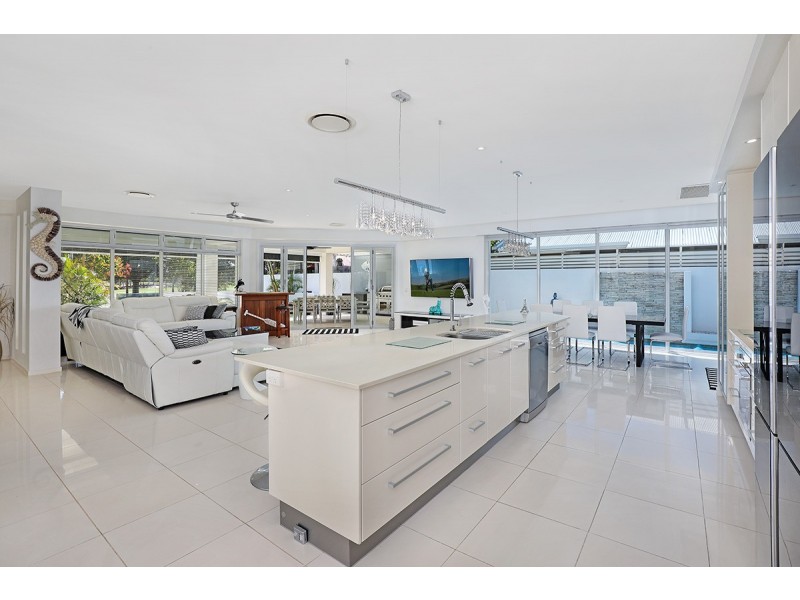 4 Silky Oak Place, Pelican Waters QLD 4551