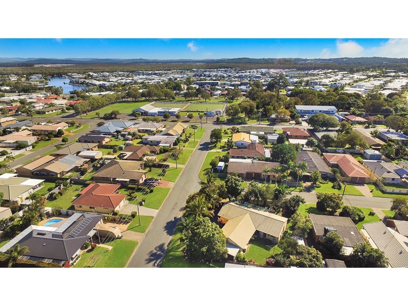 51 Wavell Av, Golden Beach QLD 4551