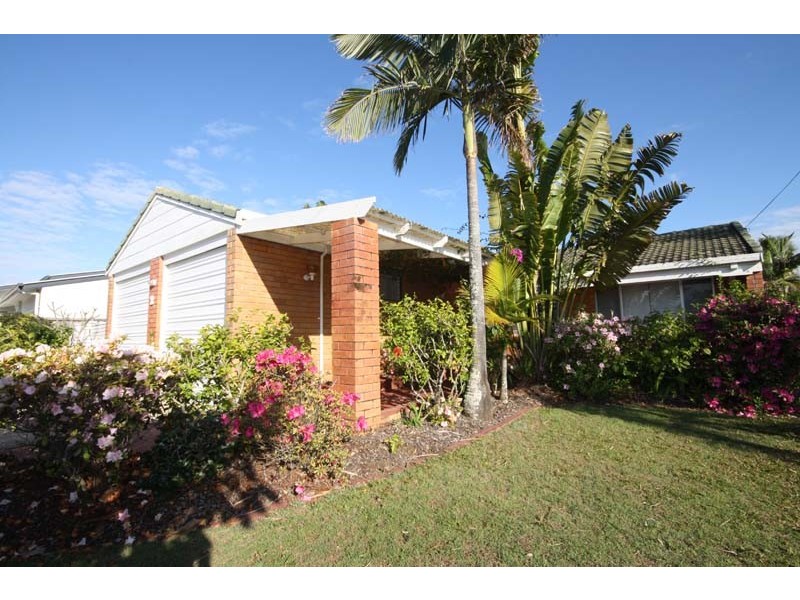 2 Bandaroo Street, Warana QLD 4575