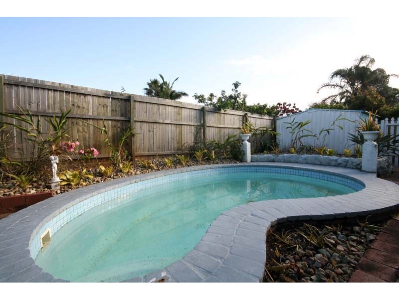 2 Bandaroo Street, Warana QLD 4575