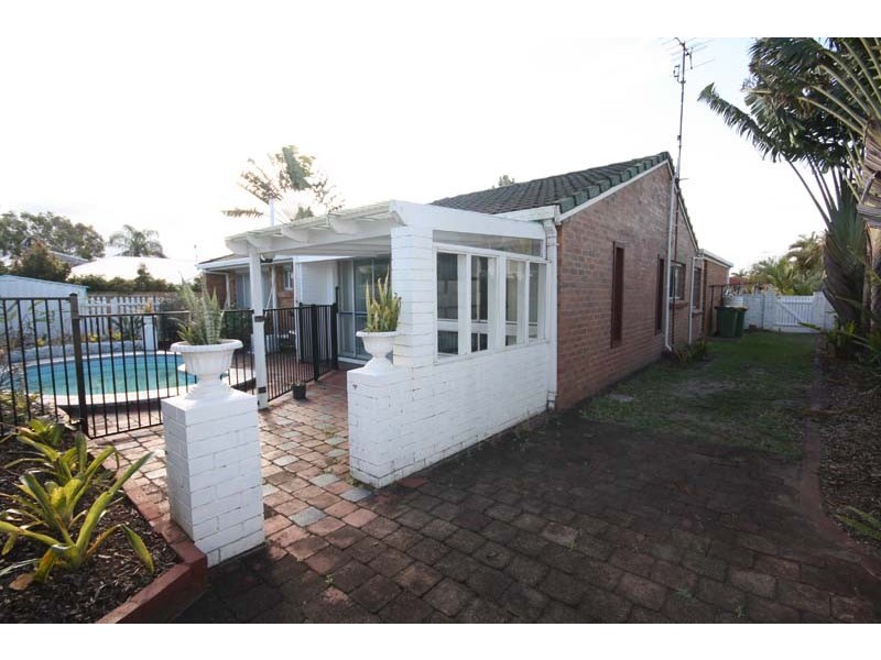 2 Bandaroo Street, Warana QLD 4575