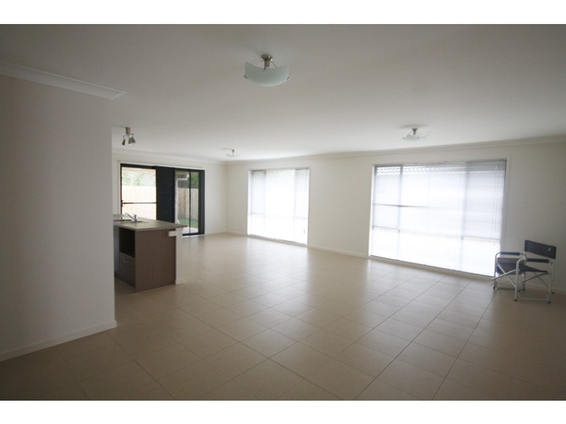 19 Cumberland Cresent, Little Mountain QLD 4551