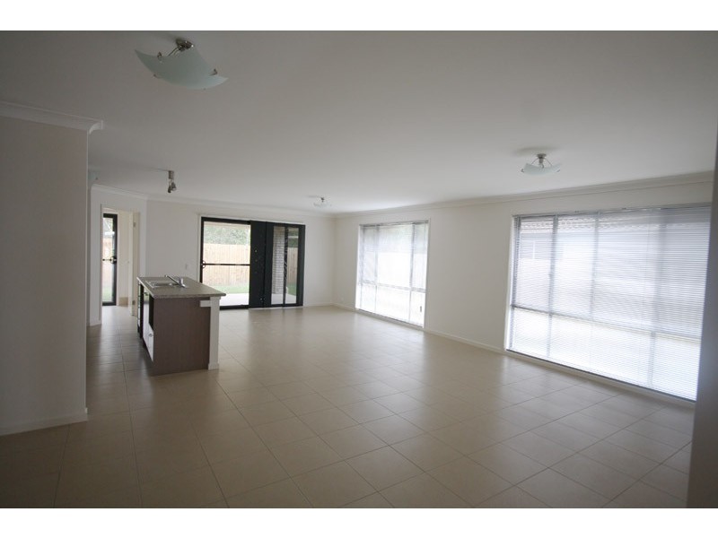 19 Cumberland Cresent, Little Mountain QLD 4551