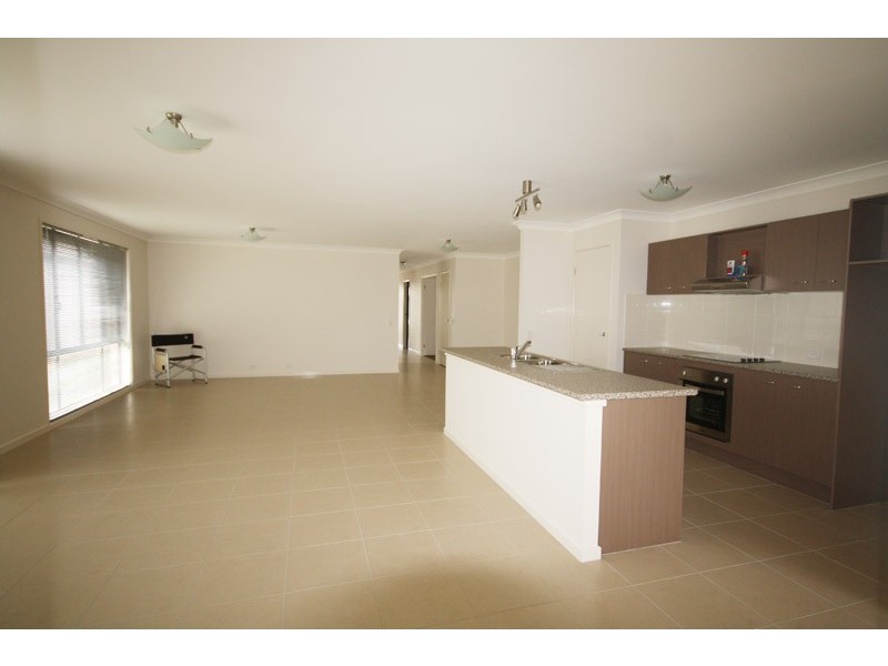 19 Cumberland Cresent, Little Mountain QLD 4551