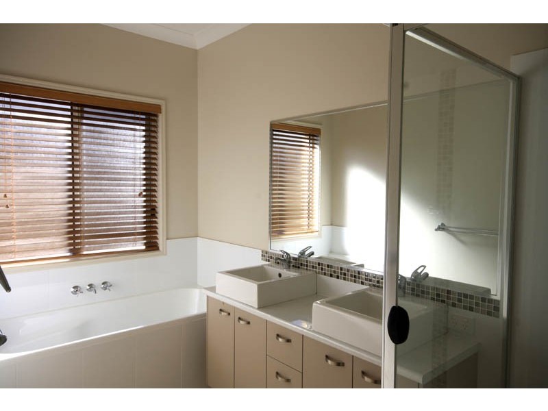 2 Nebo St, Caloundra West QLD 4551