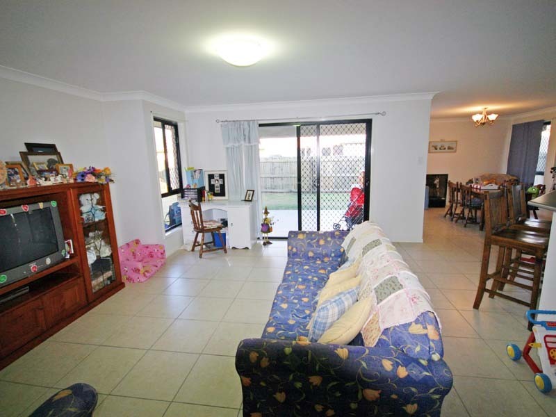 4 Crater St, Caloundra West QLD 4551