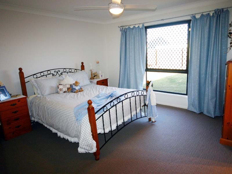 4 Crater St, Caloundra West QLD 4551