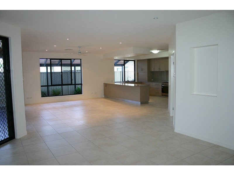 5 Airlie Cres, Pelican Waters QLD 4551