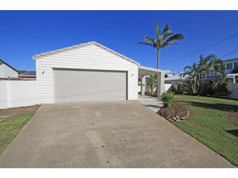 2 Bandaroo Street, Warana QLD 4575