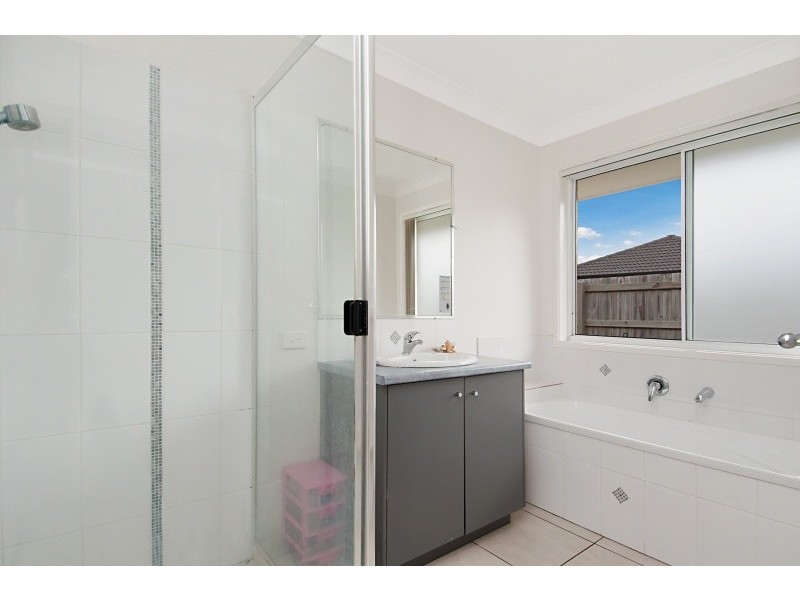 21 Peony Cct, Little Mountain QLD 4551