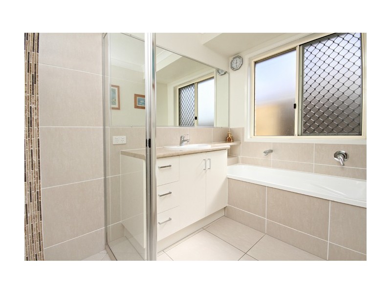 2 Crater St, Caloundra West QLD 4551
