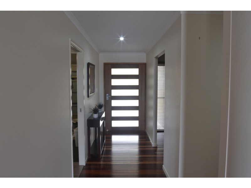 13 Gordon Pl, Glass House Mountains QLD 4518
