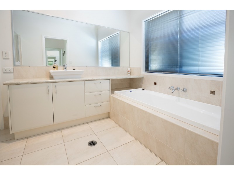 2 Maloney Place, Pelican Waters QLD 4551