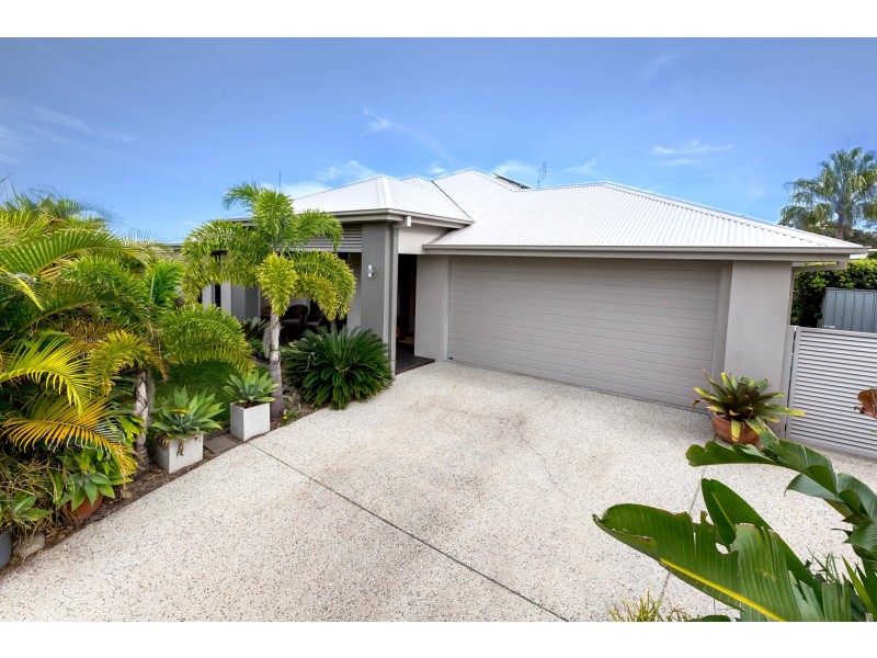 9 Stephen Burton Way, Pelican Waters QLD 4551
