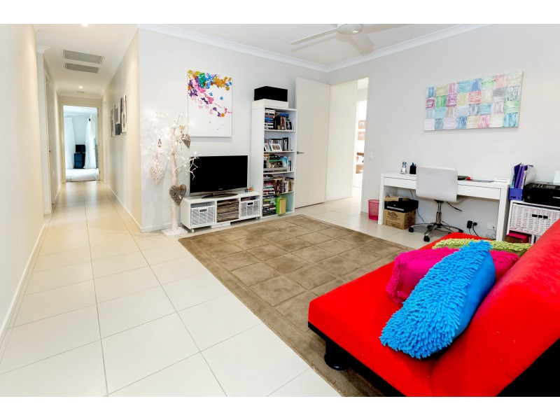 9 Stephen Burton Way, Pelican Waters QLD 4551