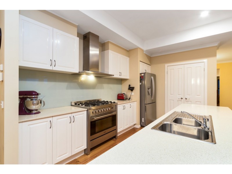 10 McKernan Place, Gisborne VIC 3437