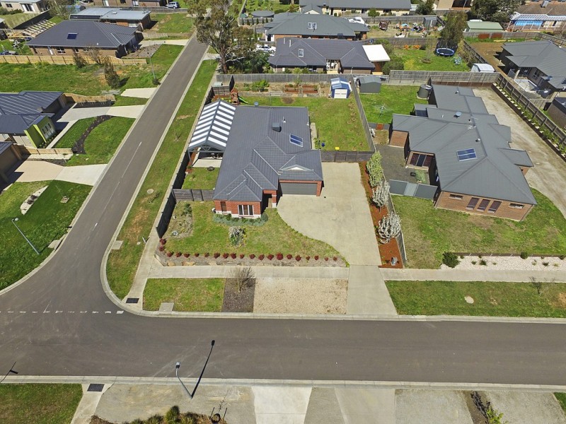 10 McKernan Place, Gisborne VIC 3437