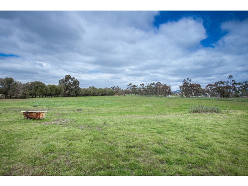 25 Morrow Road East, New Gisborne VIC 3438