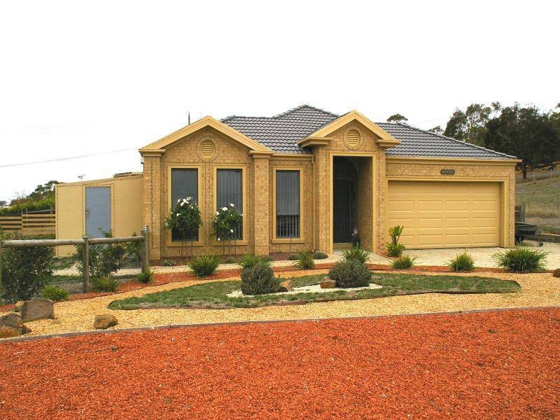 8 Kurung Crt East, Gisborne VIC 3437