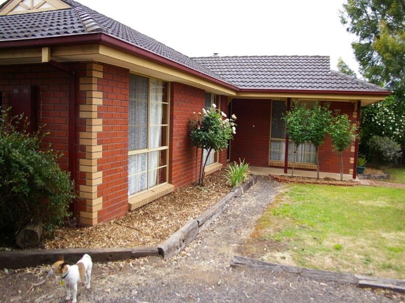 6 Pine Close, Woodend VIC 3442