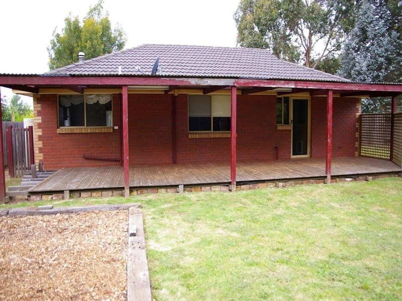 6 Pine Close, Woodend VIC 3442