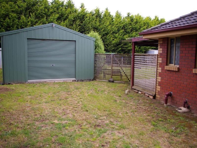 6 Pine Close, Woodend VIC 3442