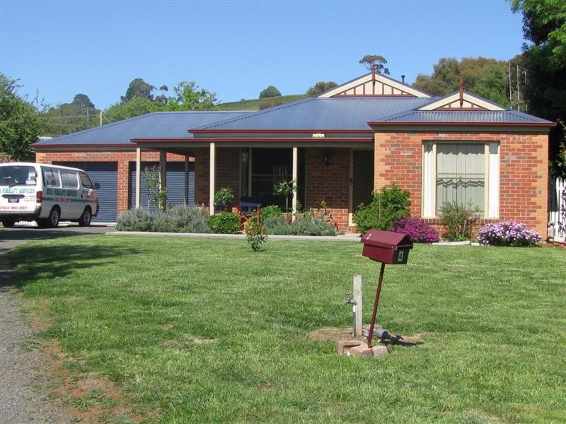 4  Collis Place, Woodend VIC 3442