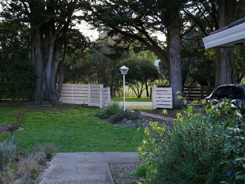 10  Waterfalls Road, Macedon VIC 3440